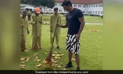 झाड़ू  लगाते हुए वायरल हुआ सोनू सूद का वीडियो