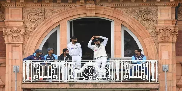 рдЯреАрдо рдЗрдВрдбрд┐рдпрд╛ рдХреЗ рдХрдкреНрддрд╛рди рд╡рд┐рд░рд╛рдЯ рдХреЛрд╣рд▓реА рдмрд╛рд▓рдХрдиреА рдореЗрдВ рдирд╛рдЧрд┐рди рдбрд╛рдВрд╕ рдХрд░рддреЗ рдЖрдпреЗ рдирдЬрд░ рдЯреАрдо рдЗрдВрдбрд┐рдпрд╛ рдХреЗ рдХрдкреНрддрд╛рди рд╡рд┐рд░рд╛рдЯ рдХреЛрд╣рд▓реА рдмрд╛рд▓рдХрдиреА рдореЗрдВ рдирд╛рдЧрд┐рди рдбрд╛рдВрд╕ рдХрд░рддреЗ рдЖрдпреЗ рдирдЬрд░