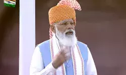 पीएम मोदी ने लाल किले पर फहराया तिरंगा, देशवासियों को किया संबोधित