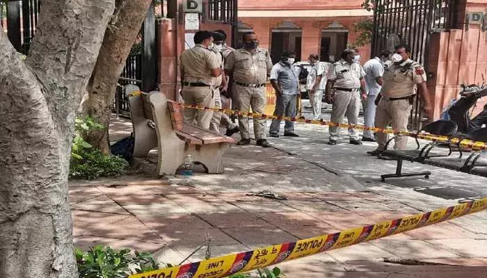 सुप्रीम कोर्ट के बाहर दो लोगो ने लगाई खुद को आग सुप्रीम कोर्ट के बाहर दो लोगो ने लगाई खुद को आग