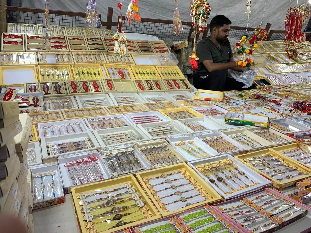 राखी के त्योहार से पहले लखनऊ में मिठाई की दुकानों पर होगी एफएसडीए की जांच राखी के त्योहार से पहले लखनऊ में मिठाई की दुकानों पर होगी एफएसडीए की जांच