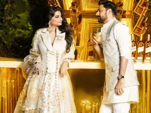एक्ट्रेस रिया कपूर ने पति संग शेयर की स्टाइलिश तस्वीरें एक्ट्रेस रिया कपूर ने पति संग शेयर की स्टाइलिश तस्वीरें