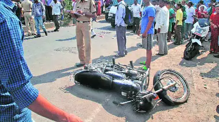 सड़क हादसे में बाइक सवार तीन युवकों की मौत, एक घायल सड़क हादसे में बाइक सवार तीन युवकों की मौत, एक घायल