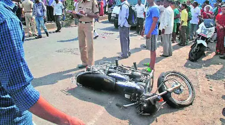 सड़क हादसे में बाइक सवार तीन युवकों की मौत, एक घायल