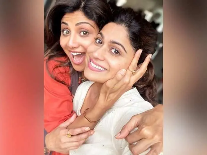 बिग बॉस OTT में शिल्पा शेट्टी ने बहन शमिता को भेजा खास संदेश, हुई इमोशनल बिग बॉस OTT में शिल्पा शेट्टी ने बहन शमिता को भेजा खास संदेश, हुई इमोशनल