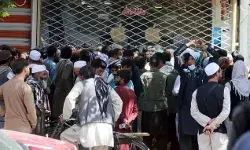 काबुल में तालिबान के कब्जे के बाद से बढ़ रही लोगों की मुसीबतें, अब बैंकों में भी लगे ताले, प्रर्दशन जारी
