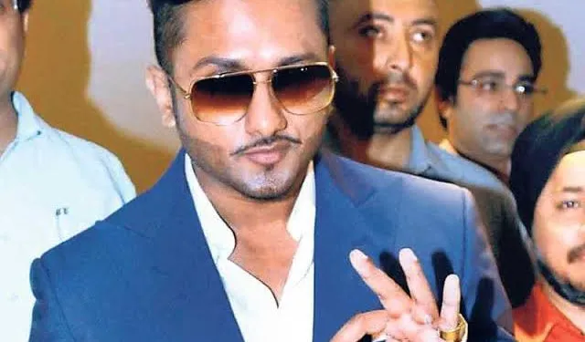 दूसरी बार कोर्ट में पेश न होने पर हनी सिंह को कोर्ट ने लगाई फटकार दूसरी बार कोर्ट में पेश न होने पर हनी सिंह को कोर्ट ने लगाई फटकार