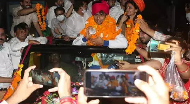 पैरालंपिक में सिल्वर मैडल जीतकर लौटे नोएडा डीएम सुहास एलवाई का हुआ ज़बरदस्त स्वागत, उमड़ी भीड़ पैरालंपिक में सिल्वर मैडल जीतकर लौटे नोएडा डीएम सुहास एलवाई का हुआ ज़बरदस्त स्वागत, उमड़ी भीड़