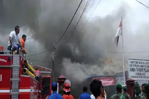 बड़ा हादसा: इंडोनेशिया के जेल में आग लगने से 40 कैदियों की हुई मौत बड़ा हादसा: इंडोनेशिया के जेल में आग लगने से 40 कैदियों की हुई मौत