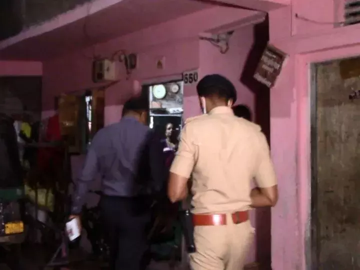 पत्नी की हत्या कर परिवार वालों संग फरार हुआ पति पत्नी की हत्या कर परिवार वालों संग फरार हुआ पति