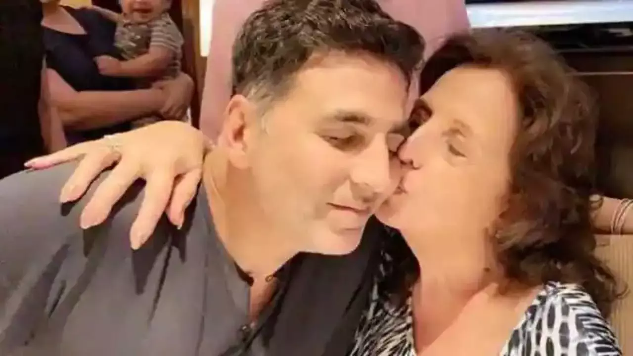 अक्षय कुमार ने अपने बर्थडे पर मां अरुणा भाटिया के साथ साझा की इमोशनल पोस्ट