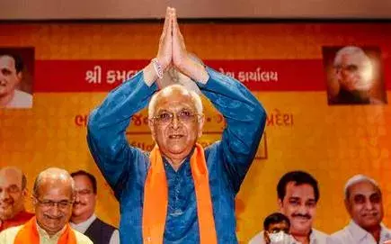 भूपेंद्र पटेल ने मुख्यमंत्री पद की सपथ लेने से पहले मंदिर में टेका माथा फिर की गाय की पूजा भूपेंद्र पटेल ने मुख्यमंत्री पद की सपथ लेने से पहले मंदिर में टेका माथा फिर की गाय की पूजा