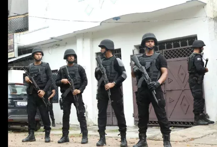 एटीएस टीम ने प्रयागराज के कई इलाकों में मारी छापेमारी एटीएस टीम ने प्रयागराज के कई इलाकों में मारी छापेमारी