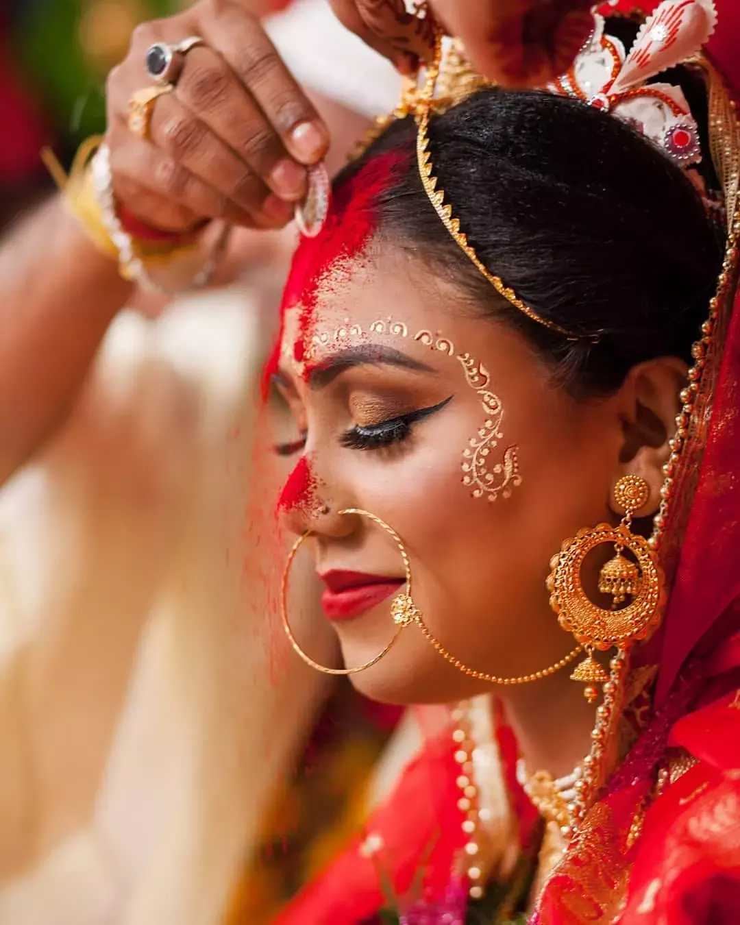 जानिए सिंदूर से मांग भरने के धार्मिक और वैज्ञानिक कारण