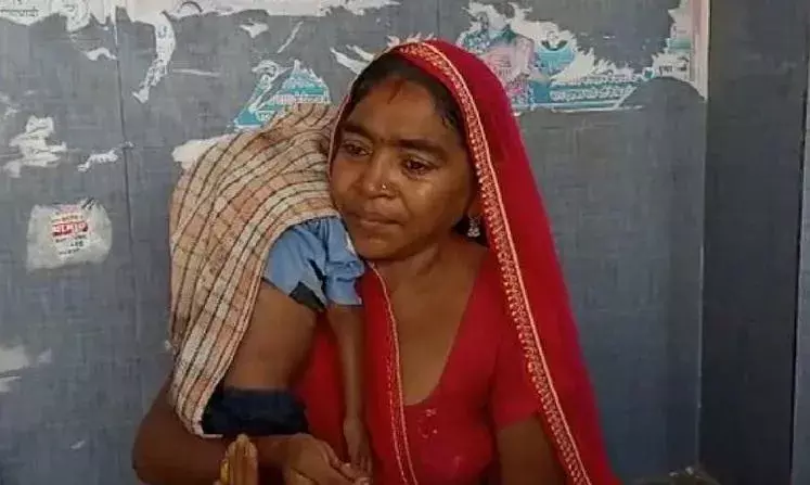 बेबस मां बस स्टैंड पर बैठकर ठेकेदार की राह देखती रह गई और उसके कलेजे के टुकड़े ने उसकी गोद में दम तोड़ दिया