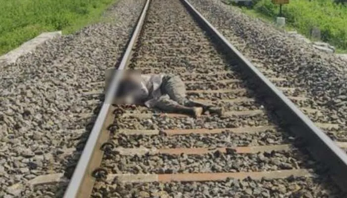 तेलंगाना में 6 साल की बच्ची से रेप के आरोपी का शव मिला पटरी पर तेलंगाना में 6 साल की बच्ची से रेप के आरोपी का शव मिला पटरी पर