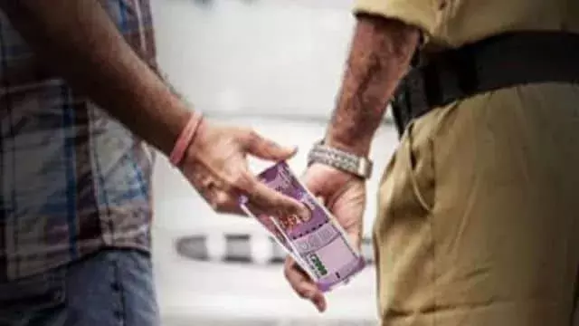 होटल में ठहरे कपल से मारपीट करने और रिश्वत लेने वाले 3 पुलिसकर्मी सस्पेंड होटल में ठहरे कपल से मारपीट करने और रिश्वत लेने वाले 3 पुलिसकर्मी सस्पेंड