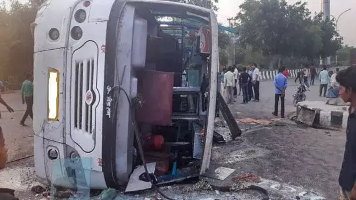ग्रेटर नोएडा में महिला कर्मचारियों को ले जा रही बस पलटी, एक की मौत ग्रेटर नोएडा में महिला कर्मचारियों को ले जा रही बस पलटी, एक की मौत