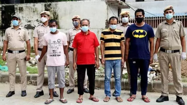 दिल्ली में फर्जी पासपोर्ट रैकेट का भंडाफोड़, 27 फर्जी पासपोर्ट जब्त दिल्ली में फर्जी पासपोर्ट रैकेट का भंडाफोड़, 27 फर्जी पासपोर्ट जब्त