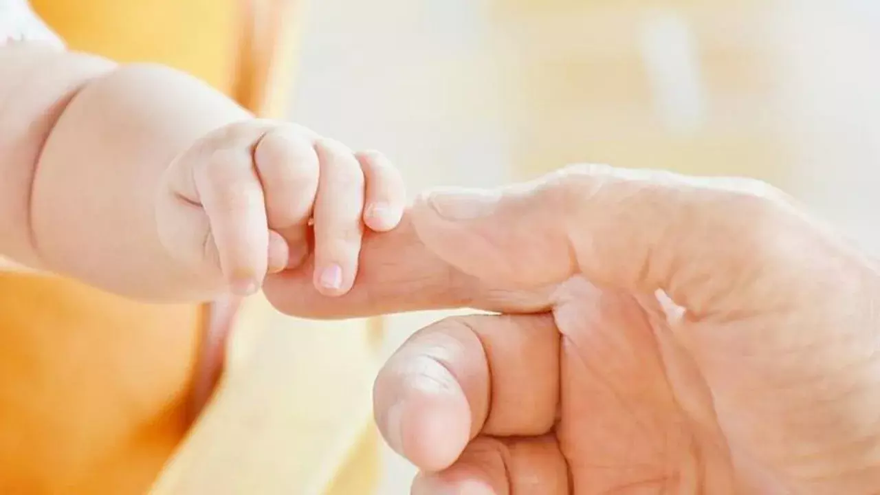एक माँ ने किया अपनी ही बच्ची का सौदा एक माँ ने किया अपनी ही बच्ची का सौदा