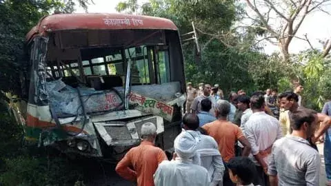 डीसीएम और रोडवेज बस की सड़क हादसे मे 1 की मौत, 19 घायल डीसीएम और रोडवेज बस की सड़क हादसे मे 1 की मौत, 19 घायल