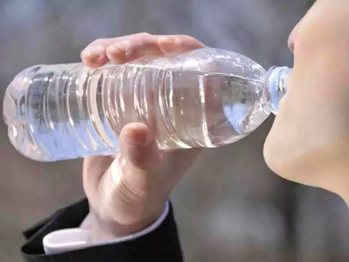 प्लास्टिक की बोतलों मे पानी पीने से हो सकता है कैंसर