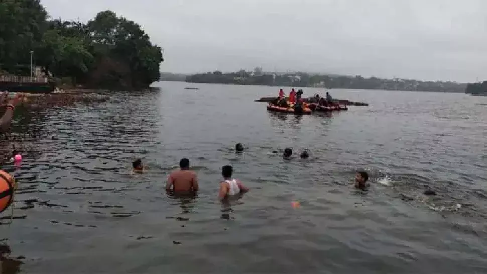 बिहार: नदी मे लोगो से भरी नाव डूबने से हुआ बड़ा हादसा बिहार: नदी मे लोगो से भरी नाव डूबने से हुआ बड़ा हादसा