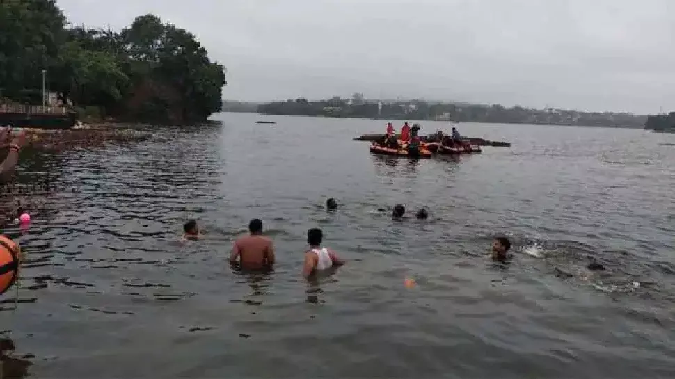 बिहार: नदी मे लोगो से भरी नाव डूबने से हुआ बड़ा हादसा