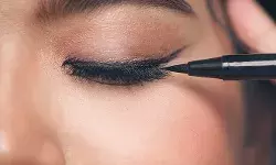 आंखों को शानदार लुक देता है आईलाइनर, इन टिप्स को फॉलो कर स्मजिंग से बचाएं