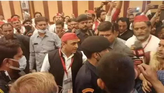 अखिलेश यादव और समर्थकों के खिलाफ पुलिस ने दर्ज किया मुकदमा, पुलिस जीप जलाने वाले की तलाश जारी अखिलेश यादव और समर्थकों के खिलाफ पुलिस ने दर्ज किया मुकदमा, पुलिस जीप जलाने वाले की तलाश जारी