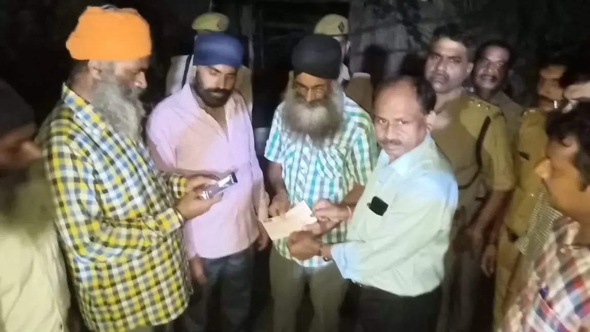 सीएम के निर्देश पर अधिकारियों ने सौंपा मृतक किसानों के परिवारीजनों को चेक सीएम के निर्देश पर अधिकारियों ने सौंपा मृतक किसानों के परिवारीजनों को चेक