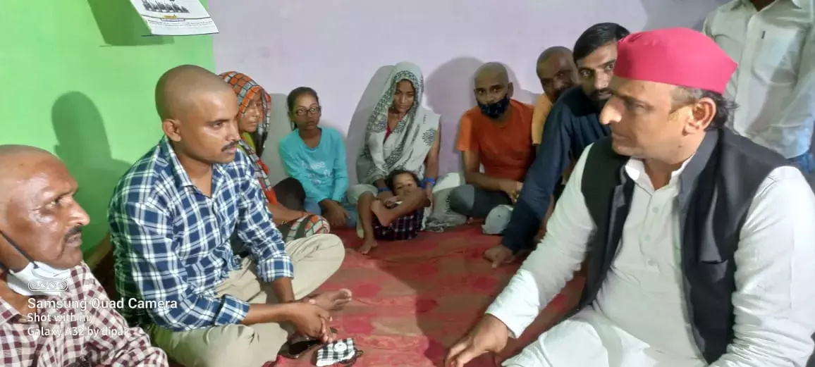 तिकोनिया में हुई हिंसा के मम्मले में लखीमपुर खीरी पहुंचे अखिलेश तिकोनिया में हुई हिंसा के मम्मले में लखीमपुर खीरी पहुंचे अखिलेश