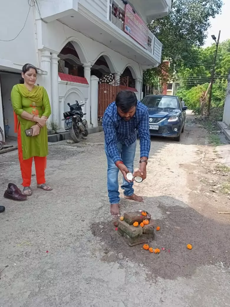 पहली नवरात्र को पार्षद ने नारियल तोड़कर कार्य का किया शुभारंभ