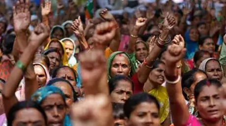 आम महिलाएं क्या जनप्रतिनिधि भी शोहदों से हो रही परेशान आम महिलाएं क्या जनप्रतिनिधि भी शोहदों से हो रही परेशान