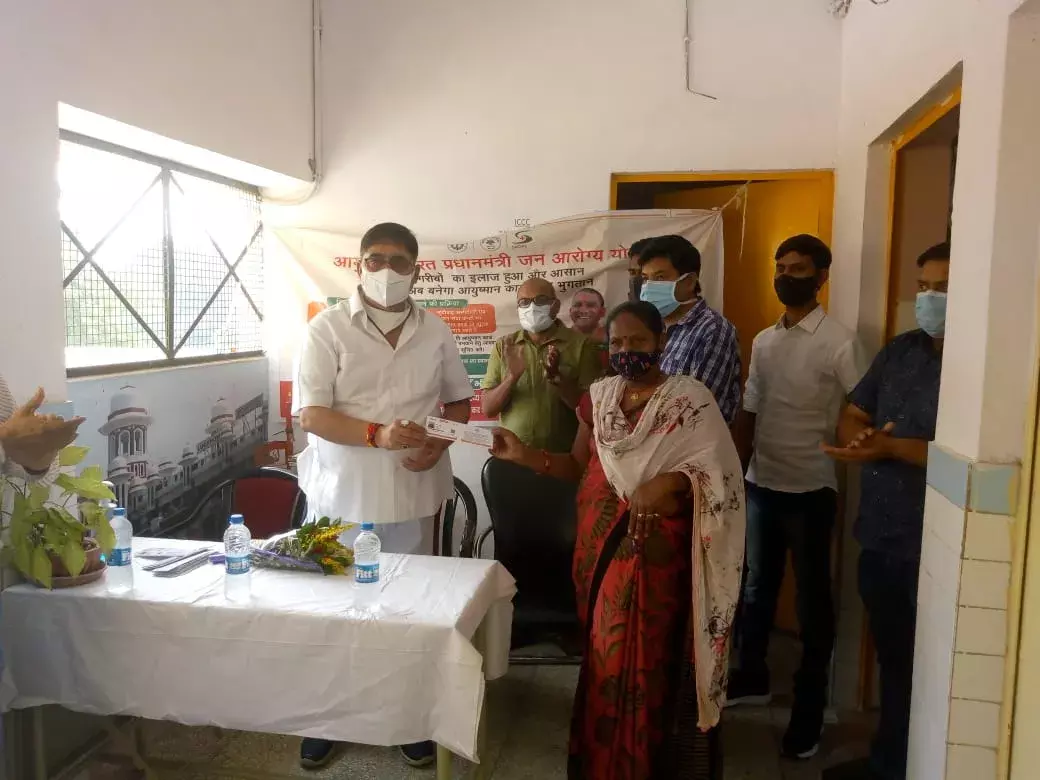 पूर्व एमएलसी द्वारा वितरित किये गये आयुष्मान कार्ड पूर्व एमएलसी द्वारा वितरित किये गये आयुष्मान कार्ड