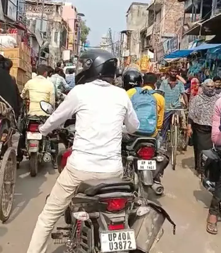 दुकानदार व ठेले वालों की ट्रैफिक जाम में अहम भूमिका दुकानदार व ठेले वालों की ट्रैफिक जाम में अहम भूमिका