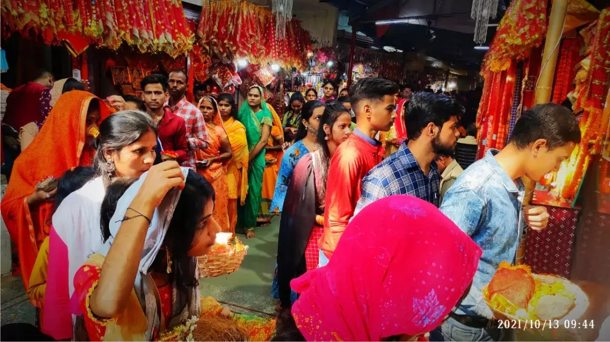 अष्टमी पर मां शीतला चौकियां धाम में हजारों भक्तों ने टेका मत्था अष्टमी पर मां शीतला चौकियां धाम में हजारों भक्तों ने टेका मत्था