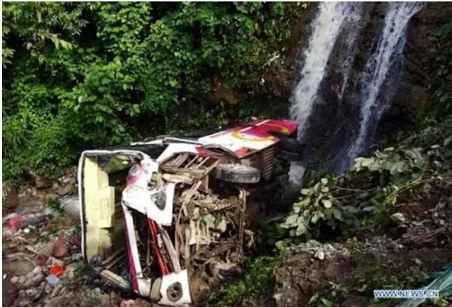 नेपाल के मुगू जिला मे पहाड़ से गिरी यात्री बस 26 की मौत 18 घायल