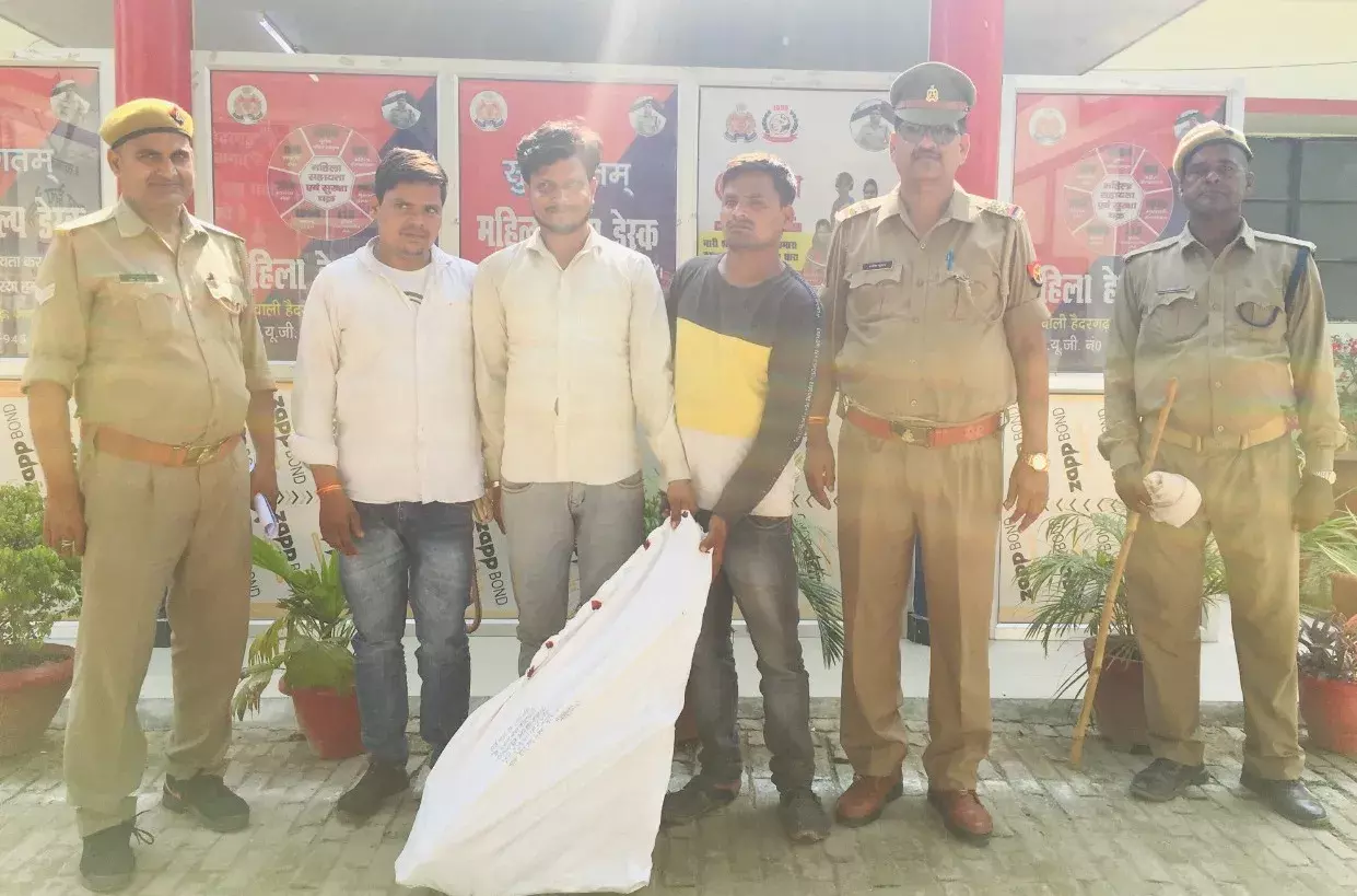 चंदन की लकड़ी के साथ तीन अभियुक्त गिरफ्तार चंदन की लकड़ी के साथ तीन अभियुक्त गिरफ्तार
