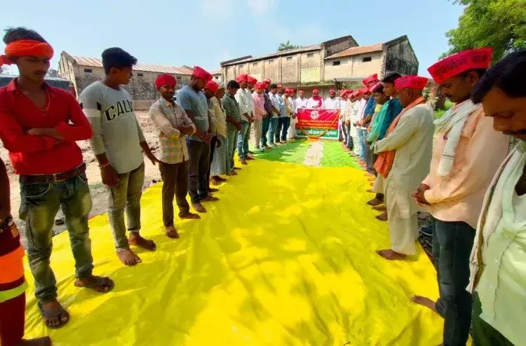 सपा युवजन सभा ने दी शहीदों को श्रद्धांजलि सपा युवजन सभा ने दी शहीदों को श्रद्धांजलि
