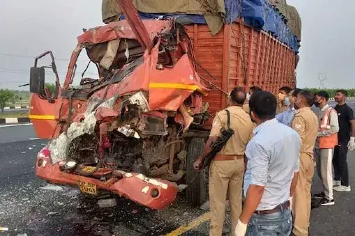 खडेी ट्रक में पीछे से टकरायी आटो, एक की हुई मौत व आधा दर्जन जख्मी खडेी ट्रक में पीछे से टकरायी आटो, एक की हुई मौत व आधा दर्जन जख्मी