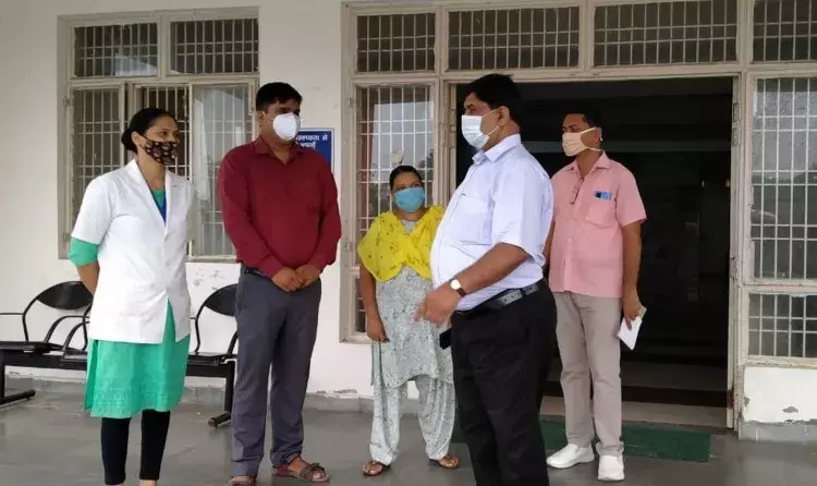 सीएमओ के औचक निरीक्षण में डाक्टर समेत 5 कर्मचारी मिले लापता सीएमओ के औचक निरीक्षण में डाक्टर समेत 5 कर्मचारी मिले लापता