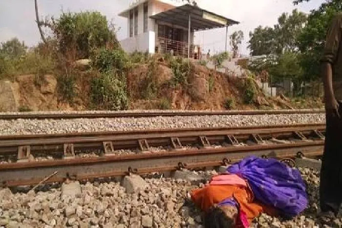 ट्रैक पर मिला महिला का शव ट्रैक पर मिला महिला का शव
