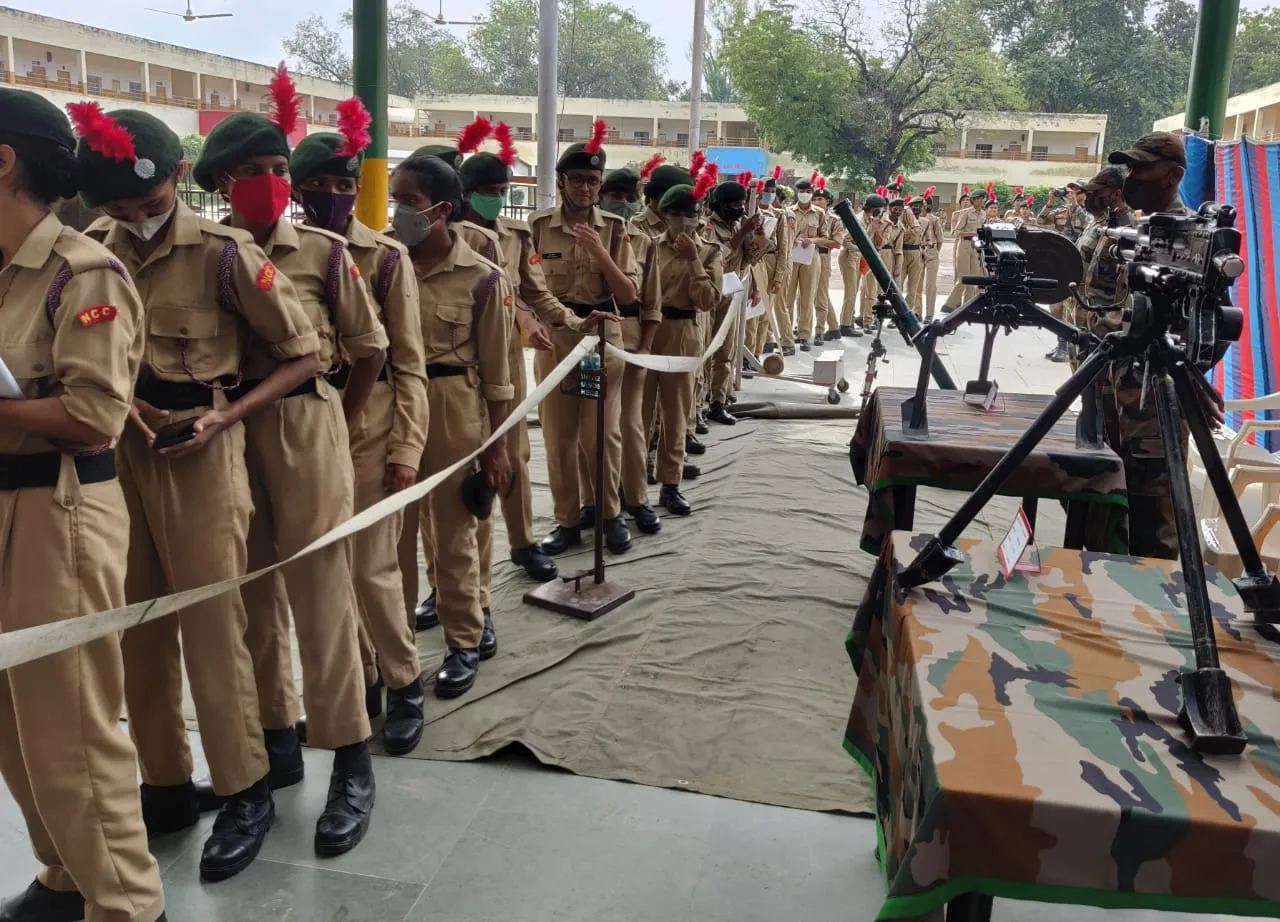 सैनिक स्कूल में चल रहे एनसीसी कैम्प में हुई हथियार प्रदर्शनी सैनिक स्कूल में चल रहे एनसीसी कैम्प में हुई हथियार प्रदर्शनी