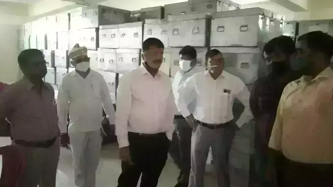 ईवीएम के प्रथम चरण की एफ.एल.सी. कार्य का डीएम ने लिया जायज़ा ईवीएम के प्रथम चरण की एफ.एल.सी. कार्य का डीएम ने लिया जायज़ा