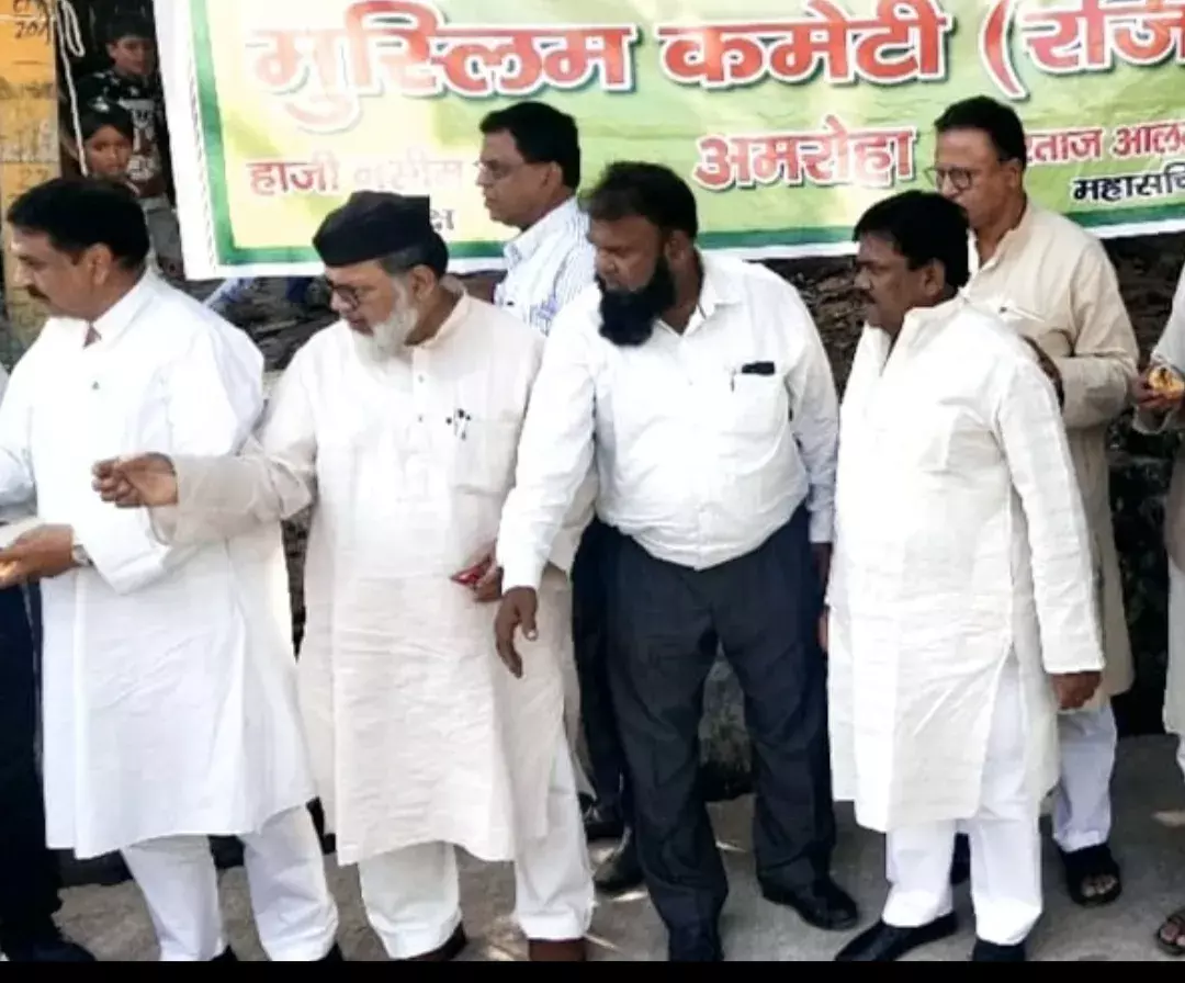 जश्ने ईद मिलादुन्नबी पर कार्यक्रम मुस्लिम कमेटी ने किए फल वितरित जश्ने ईद मिलादुन्नबी पर कार्यक्रम मुस्लिम कमेटी ने किए फल वितरित