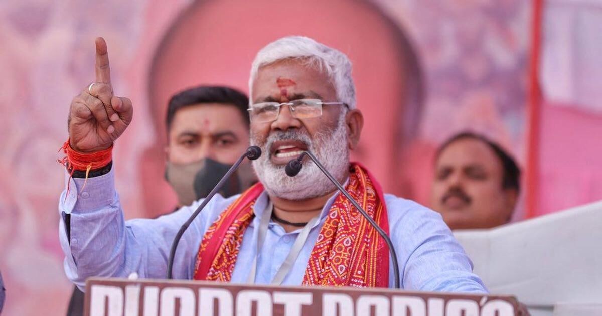 जिस पार्टी के मुखिया की कुर्सी मां-बेटा, बेटी के लिए आजीवन आरक्षित हो वह महिलाओं के लिए आरक्षण का झूठ और भ्रम फैला रहे हैं।