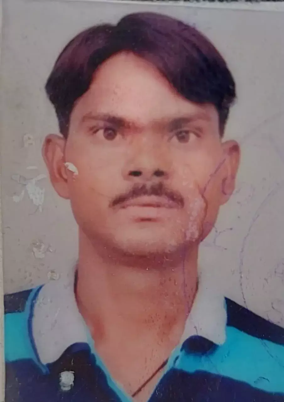 मोहनलालगंज के अलग-अलग गांवो में दो युवको ने फांसी लगाकर दी जान