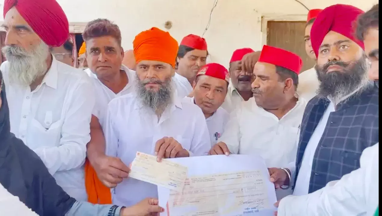 सपा ने लखीमपुर हिंसा: मृतकों के परिवार को सौंपे 5-5 लाख रुपए के चेक सपा ने लखीमपुर हिंसा: मृतकों के परिवार को सौंपे 5-5 लाख रुपए के चेक