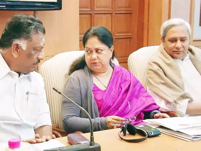 नीति आयोग की सत्यापन व निगरानी टीम के सदस्यों के साथ डीएम ने बैठक नीति आयोग की सत्यापन व निगरानी टीम के सदस्यों के साथ डीएम ने बैठक